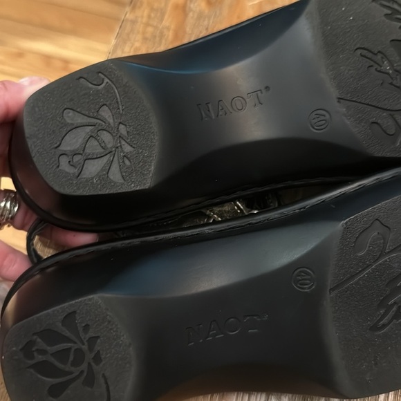 NAOT Women's Metallic Sandals in like new condition Size 40 - Picture 5 of 5